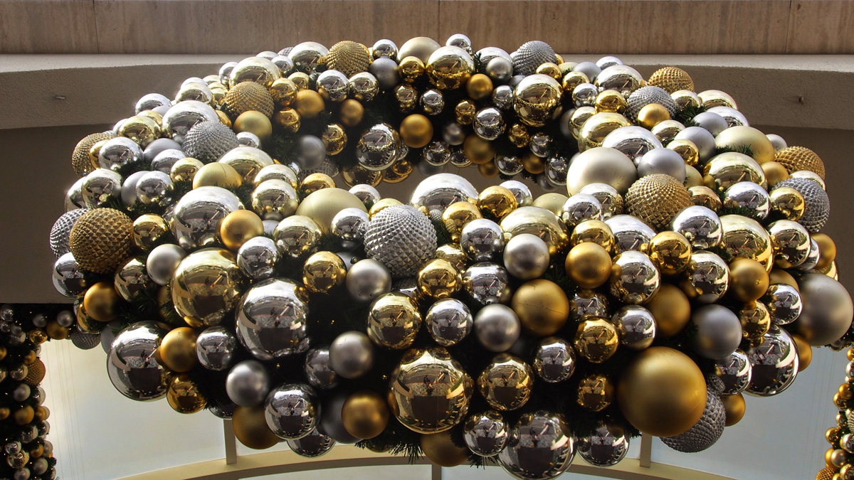 christmas-spheres-wreath-southcoast